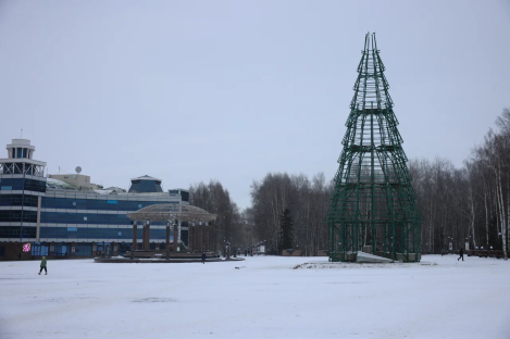 На центральной площади Ханты-Мансийска началась установка новогодней ёлки