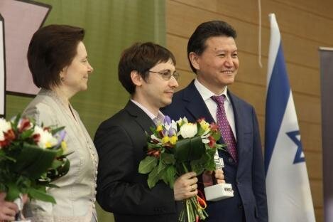 Югорский гроссмейстер Дмитрий Яковенко стал победителем финального этапа Гран-при в Ханты-Мансийске Югорский гроссмейстер Дмитрий Яковенко стал победителем финального этапа Гран-при в Ханты-Мансийске