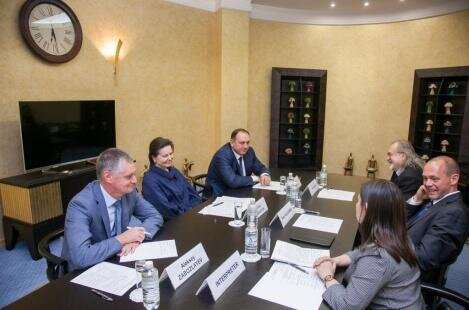 Губернатор Югры Наталья Комарова и Глава Ханты-Мансийска Максим Ряшин встретились с мэром города Карловы Вары Петером Кулганеком Губернатор Югры Наталья Комарова и Глава Ханты-Мансийска Максим Ряшин встретились с мэром города Карловы Вары Петером Кулганеком