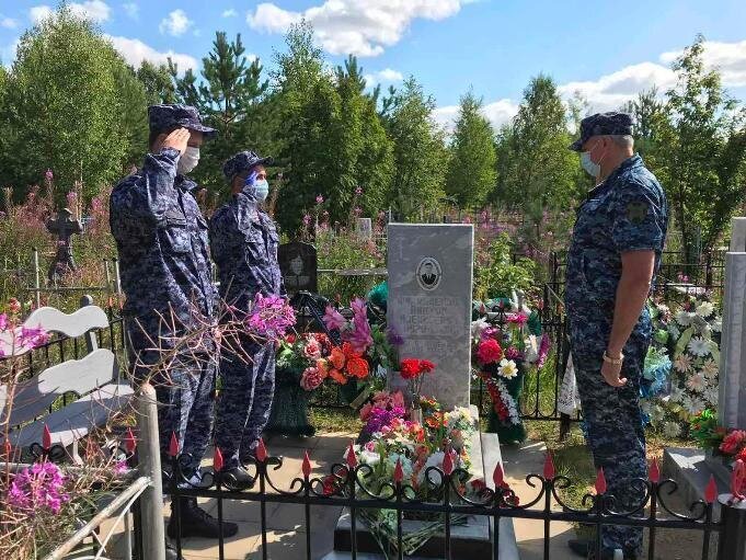 В Югре сотрудники вневедомственной охраны Росгвардии почтили память погибшего товарища В Югре сотрудники вневедомственной охраны Росгвардии почтили память погибшего товарища