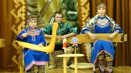 Они познают традиционную культуру и язык: свыше пятисот юных хантымансийцев занимаются сегодня в городском этнокультурно-образовательном центре «Лылынг союм» Они познают традиционную культуру и язык: свыше пятисот юных хантымансийцев занимаются сегодня в городском этнокультурно-образовательном центре «Лылынг союм»