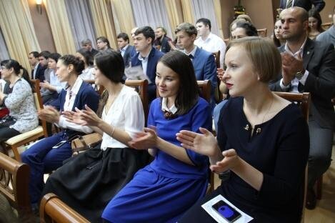 Активную и перспективную молодежь города наградили за их заслуги Активную и перспективную молодежь города наградили за их заслуги