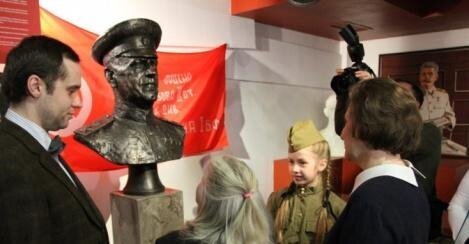 В окружном центре открыли памятник-бюст маршалу Георгию Жукову В окружном центре открыли памятник-бюст маршалу Георгию Жукову