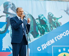Ханты-Мансийск отметил День России и День города рождением 100-тысячного жителя