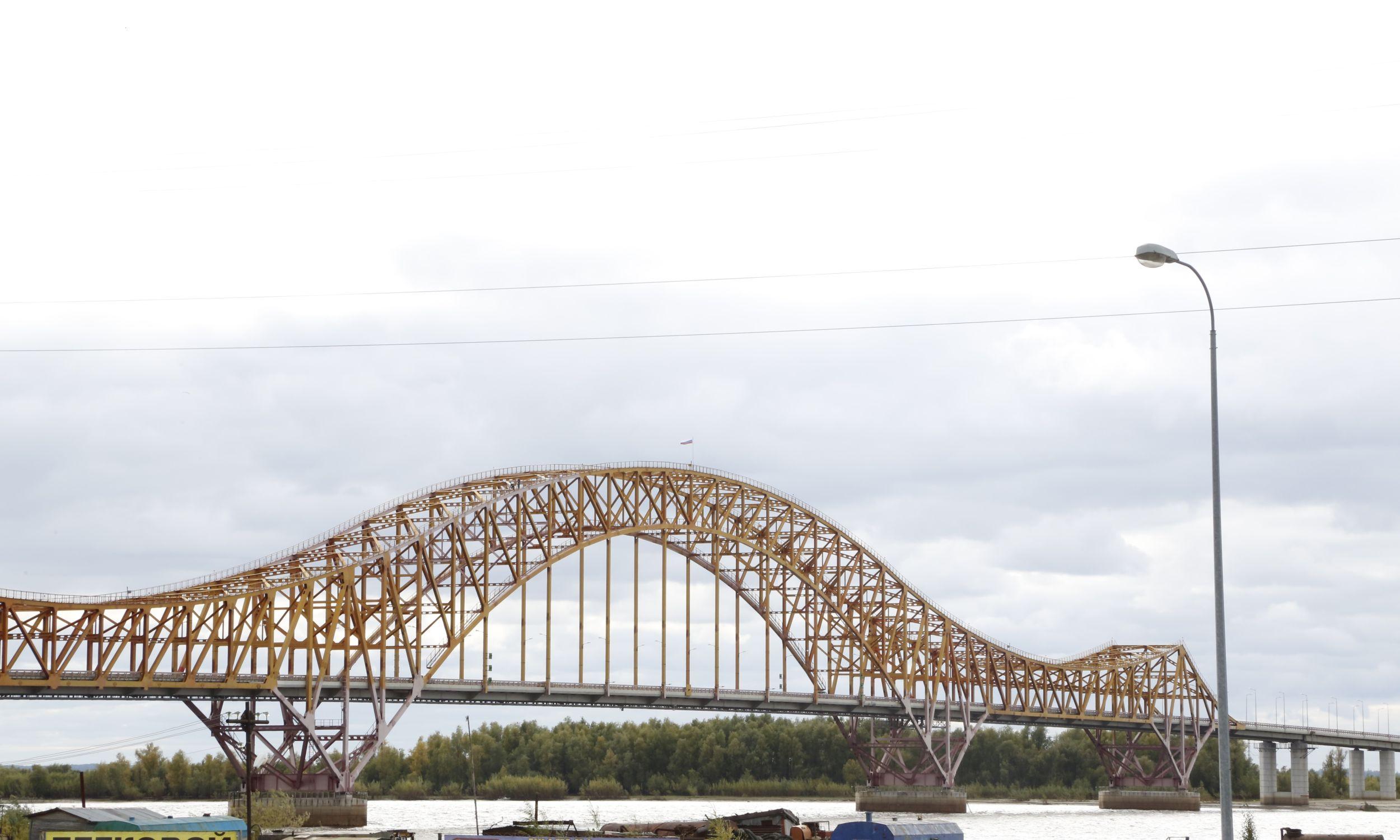 Мост в ханты мансийске сколько металла ушло. Мост дракон в Ханты-Мансийске. Мост красный дракон в Ханты-Мансийске. Мост «красный дракон» в Ханты-Мансийске ночбю. Мост «красный дракон» через реку Иртыш.