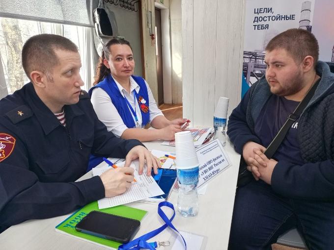 На ярмарке вакансий Росгвардия рассказала югорчанам о преимуществах службы На ярмарке вакансий Росгвардия рассказала югорчанам о преимуществах службы