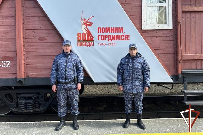 Сотрудники Управления Росгвардии по ХМАО – Югре во взаимодействии с коллегами из регионального УМВД России обеспечили безопасность прибытия "Эшелона Победы" в Югру Сотрудники Управления Росгвардии по ХМАО – Югре во взаимодействии с коллегами из регионального УМВД России обеспечили безопасность прибытия "Эшелона Победы" в Югру