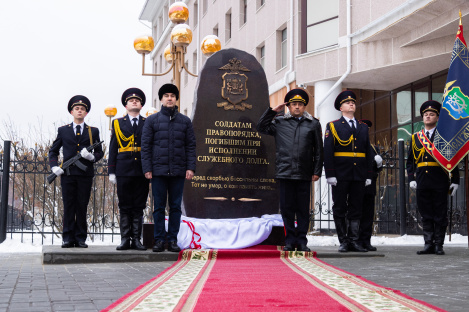 В Ханты-Мансийске установили обелиск сотрудникам ОВД, погибшим при исполнении профессионального долга
