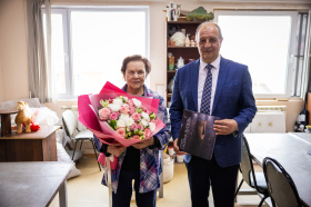 Председатель Думы Ханты-Мансийска Константин Пенчуков поздравил с 84-летием Галину Михайловну Визель Председатель Думы Ханты-Мансийска Константин Пенчуков поздравил с 84-летием Галину Михайловну Визель