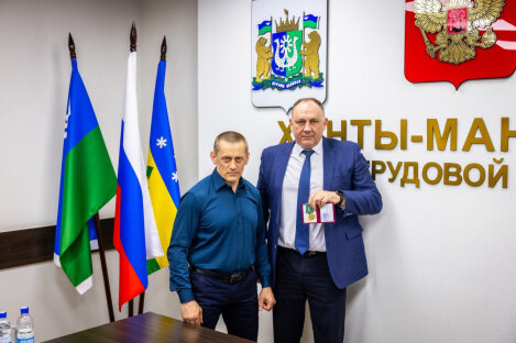 Глава Ханты-Мансийска Максим Ряшин получил медаль «За помощь в СВО» от Батальона «Югра» Глава Ханты-Мансийска Максим Ряшин получил медаль «За помощь в СВО» от Батальона «Югра»