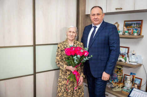 Глава города Ханты-Мансийска Максим Ряшин посетил нашу уважаемую землячку – Нину Дмитриевну Воронову Глава города Ханты-Мансийска Максим Ряшин посетил нашу уважаемую землячку – Нину Дмитриевну Воронову
