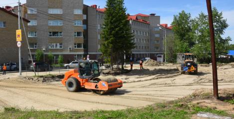 В Ханты-Мансийске началось строительство парковки, на которой будут скамейки с WiFi