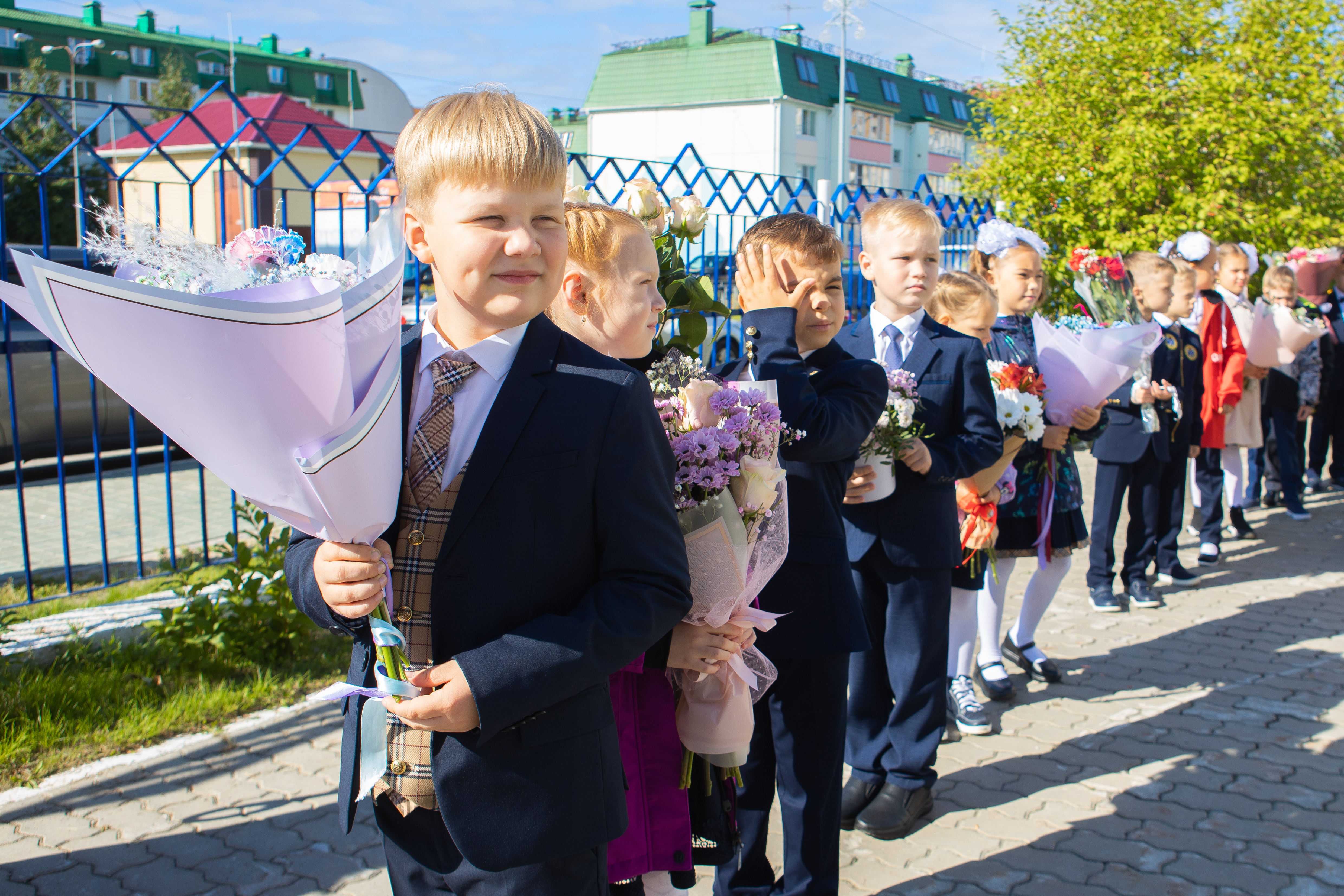 Мбоу сош 1 ханты мансийск. Гимназия 1 в Ханты-Мансийске. Директор гимназии Ханты-Мансийск. Директор гимназии 1 Ханты-Мансийск. Школа 4 Ханты-Мансийск день знаний.