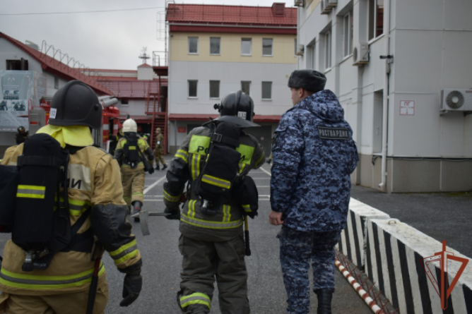 Росгвардия и МЧС провели тренировку по ликвидации условного пожара в Ханты-Мансийске