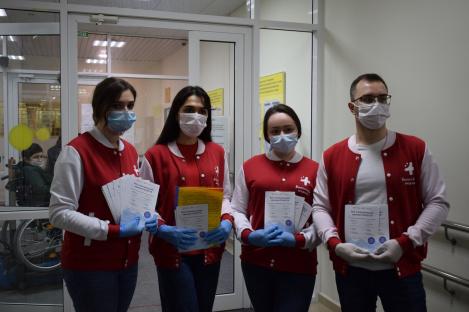 Волонтеры Ханты-Мансийска рассказали пожилым о вакцинации