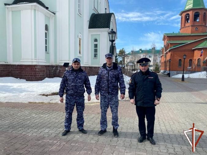 В Югре Росгвардия обеспечила правопорядок в период проведения православного праздника Красная горка В Югре Росгвардия обеспечила правопорядок в период проведения православного праздника Красная горка