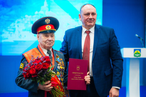В рамках XIII Городского Собрания, прошедшего в Ханты-Мансийске, Глава окружной столицы Максим Ряшин вручил награды выдающимся жителям за их вклад в развитие города и региона В рамках XIII Городского Собрания, прошедшего в Ханты-Мансийске, Глава окружной столицы Максим Ряшин вручил награды выдающимся жителям за их вклад в развитие города и региона