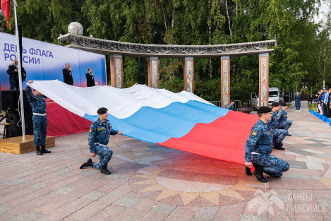 Уважаемые хантымансийцы, поздравляем вас с Днём флага Российской Федерации!