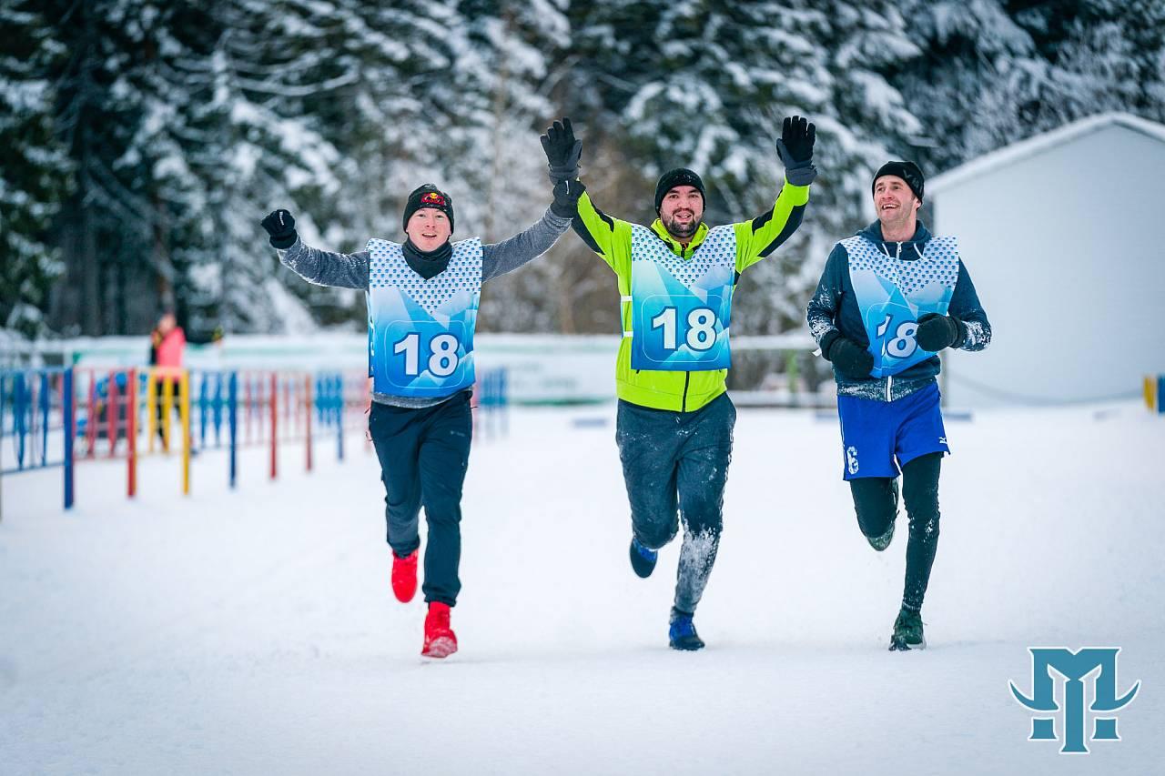 Зимний забег московского спорта. Массовый бег зимой старт. Зимний забег без фона. Забег по льду. Какие забеги зимой.