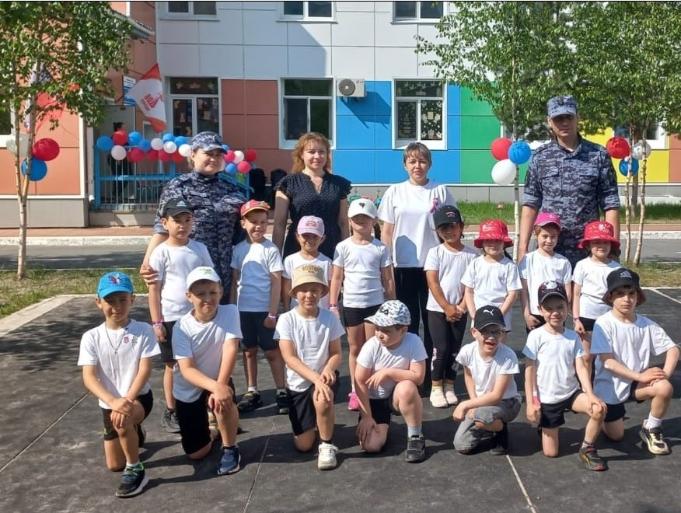 В Югре сотрудники Росгвардии провели утреннюю зарядку для воспитанников детского сада В Югре сотрудники Росгвардии провели утреннюю зарядку для воспитанников детского сада