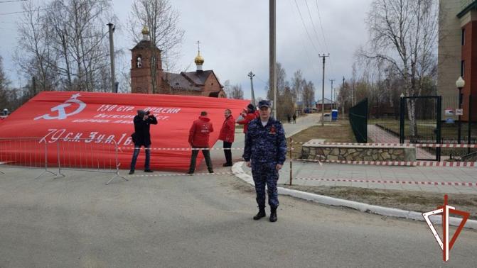 В Югре Росгвардия обеспечила охрану правопорядка на праздничных мероприятиях в честь Дня Победы и организовала пункты приема на службу В Югре Росгвардия обеспечила охрану правопорядка на праздничных мероприятиях в честь Дня Победы и организовала пункты приема на службу