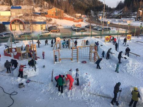 Снежный городок в «Елочке» строят более 100 горожан