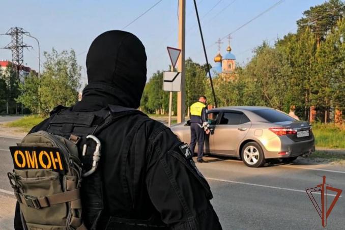 При содействии ОМОН Росгвардии прошел рейд по выявлению нарушений в сфере миграции и ПДД в Югре При содействии ОМОН Росгвардии прошел рейд по выявлению нарушений в сфере миграции и ПДД в Югре