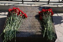 Гранитная плита в память о бойцах пожарной команды Ханты-Мансийска, ушедших на фронт в годы Великой Отечественной войны 1941 – 1945 г.г.