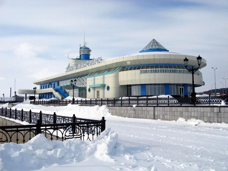 River_port_and_auto_depot_of_Khanty-Mansiysk.jpg