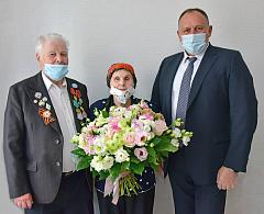 Максим Ряшин поздравил семью Чериных с новосельем