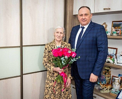 Глава Ханты-Мансийска Максим Ряшин поздравил жительниц города с Международным женским днем