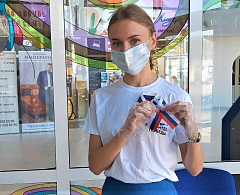 Активисты в преддверии праздника дарят горожанам ленты в цветах российского триколора