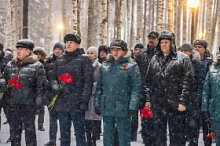 Глава Ханты-Мансийска Максим Ряшин принял участие в торжественной церемонии слияния священных огней – Вечного огня и Огня Победы
