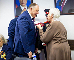 Глава Ханты-Мансийска Максим Ряшин вручил почётное звание и медали жительницам Ханты-Мансийска 