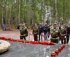 Хантымансийцы возложили цветы к Вечному огню Мемориала Славы