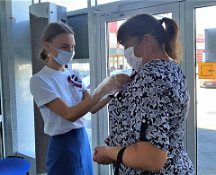 Активисты в преддверии праздника дарят горожанам ленты в цветах российского триколора