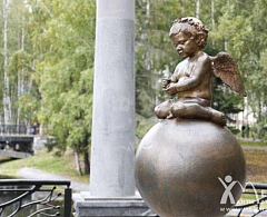 Скульптура ангела «Любит - не любит»