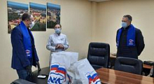 Представители фракции «Единая Россия» в Думе города Ханты-Мансийска пришли в ОКБ с подарками