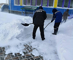 Трудовые коллективы коммунальных предприятий вышли на борьбу с природной стихией