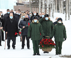 Делегация из Молдовы возложила цветы к Вечному огню в Ханты-Мансийске