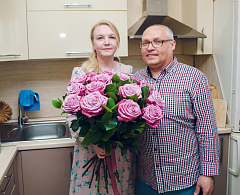 Наталья Комарова и Максим Ряшин поздравили семью фельдшера скорой помощи