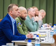 Глава Ханты-Мансийска Максим Ряшин встретился с ветеранами специальной военной операции, участниками регионального кадрового проекта «Герои Югры»