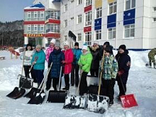 Ответственные хантымансийцы вышли на уборку снега