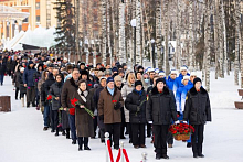 Единороссы окружной столицы приняли участие в церемонии возложения цветов в парке Победы 