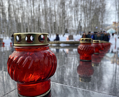 В честь Дня защитника Отечества хантымансийцы возложили цветы к Вечному огню 
