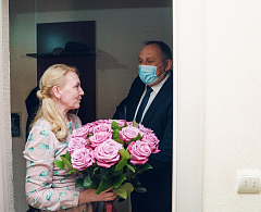 Наталья Комарова и Максим Ряшин поздравили семью фельдшера скорой помощи