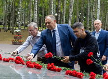 Дети из 11 стран мира возложили цветы в Парке Победы