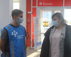 Волонтеры помогают хантымансийцам пройти Всероссийскую перепись в МФЦ