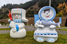 Нетающие снеговики появились в Ханты-Мансийске
