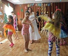 Любовь к природе через танец куреньку, игру на санквылтапе и народные потешки 